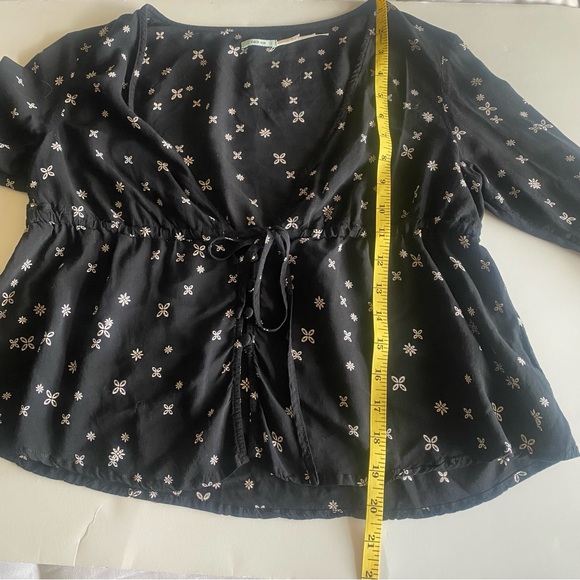 Kimchi Blue Black White Floral Flutter Sleeve Top Small - Picture 10 of 11